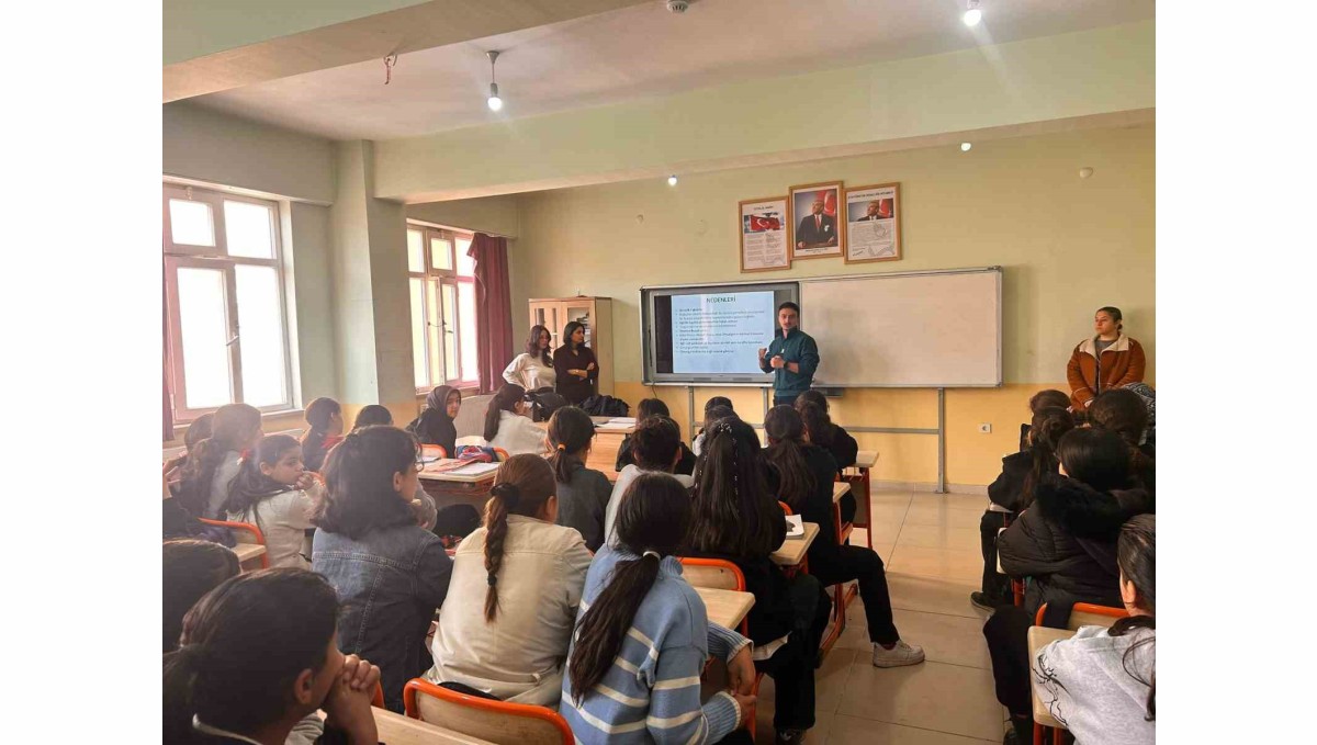 Malazgirt'te 8. sınıf öğrencilerine skolyoz taraması yapıldı