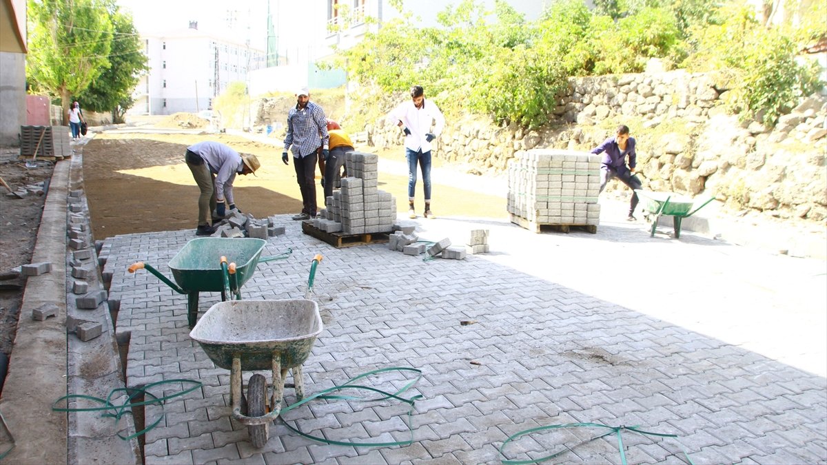 Malazgirt'te ara sokaklar parke taşıyla yenileniyor