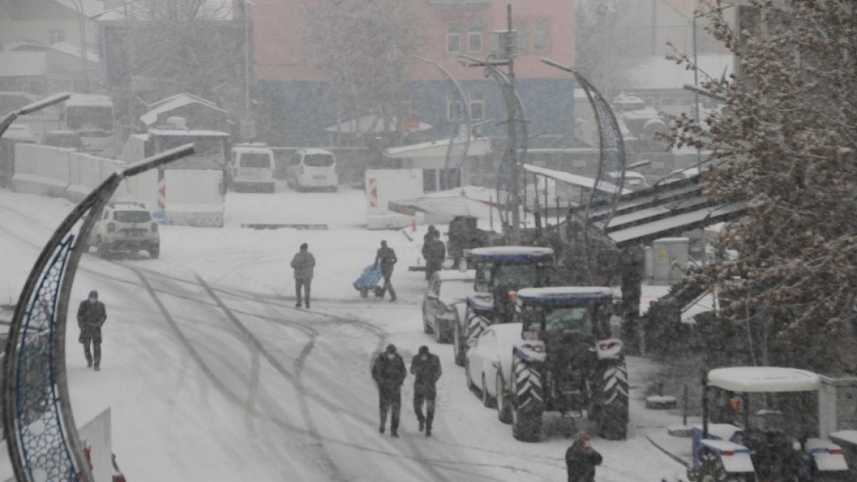 Malazgirt'te baharın ilk gününde lapa lapa kar yağışı
