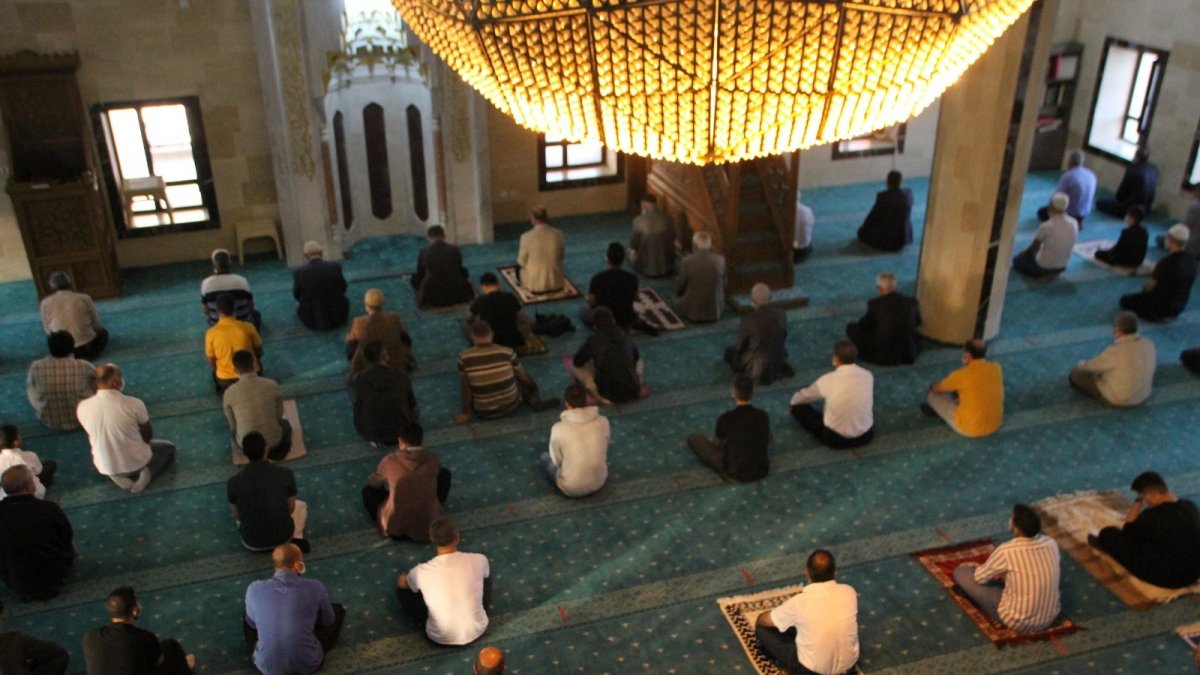 Malazgirt'te bayram namazı pandemi tedbirleri çerçevesinde kılındı