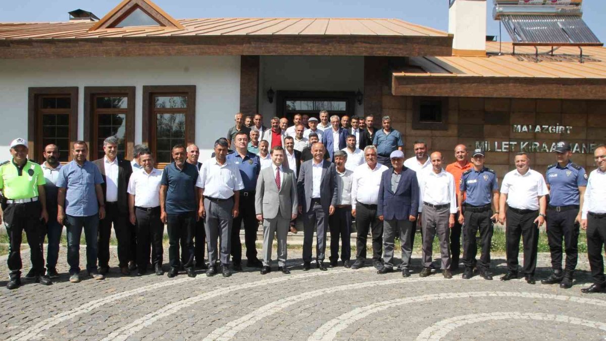 Malazgirt'te bayramlaşma töreni