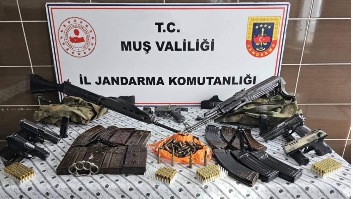 Malazgirt'te çok sayıda silah ve mühimmat ele geçirildi