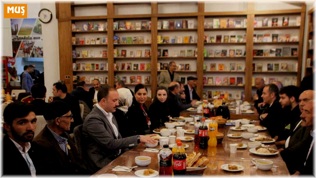 Malazgirt'te depremzedeler, şehit aileleri ve gaziler onuruna iftar yemeği