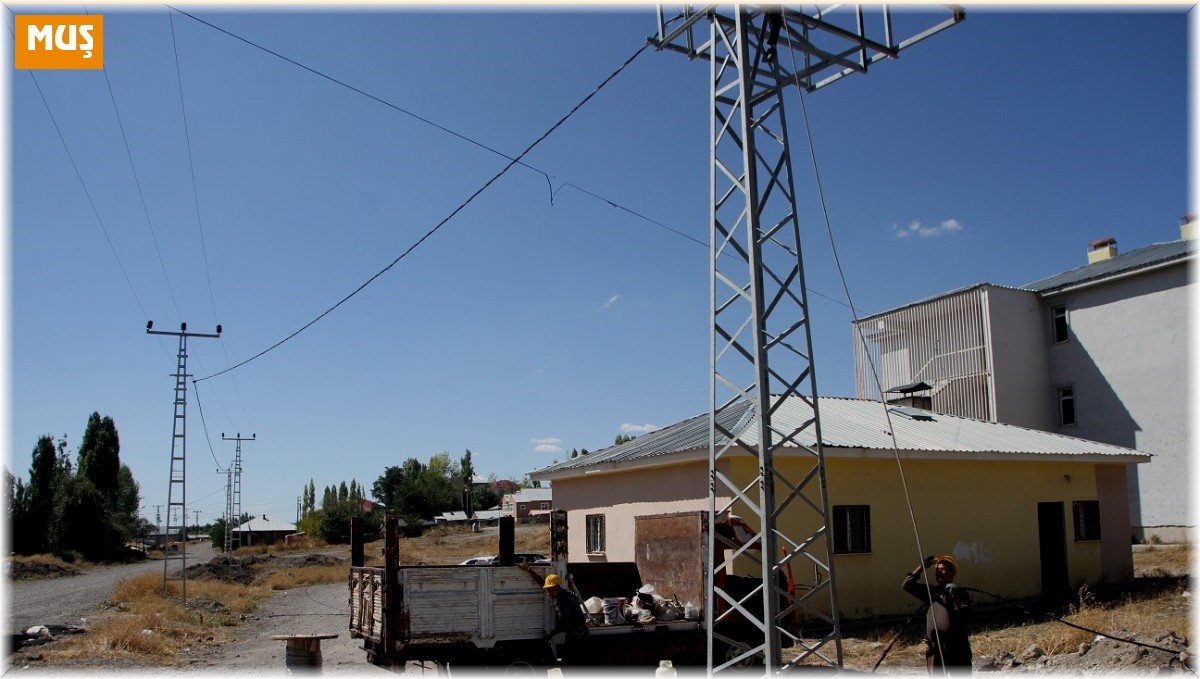 Malazgirt'te elektrik direkleri yenileniyor