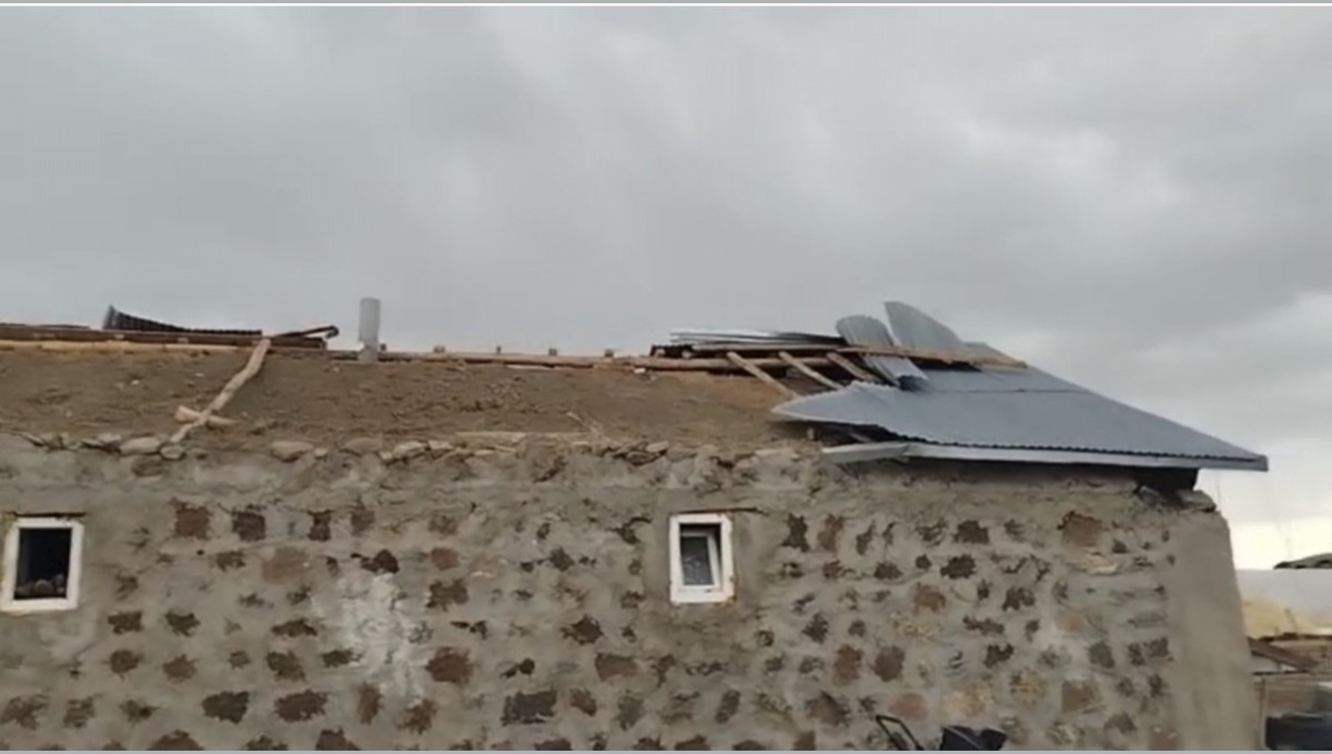 Malazgirt'te etkili olan fırtına ev ve ahırların çatısını uçurdu