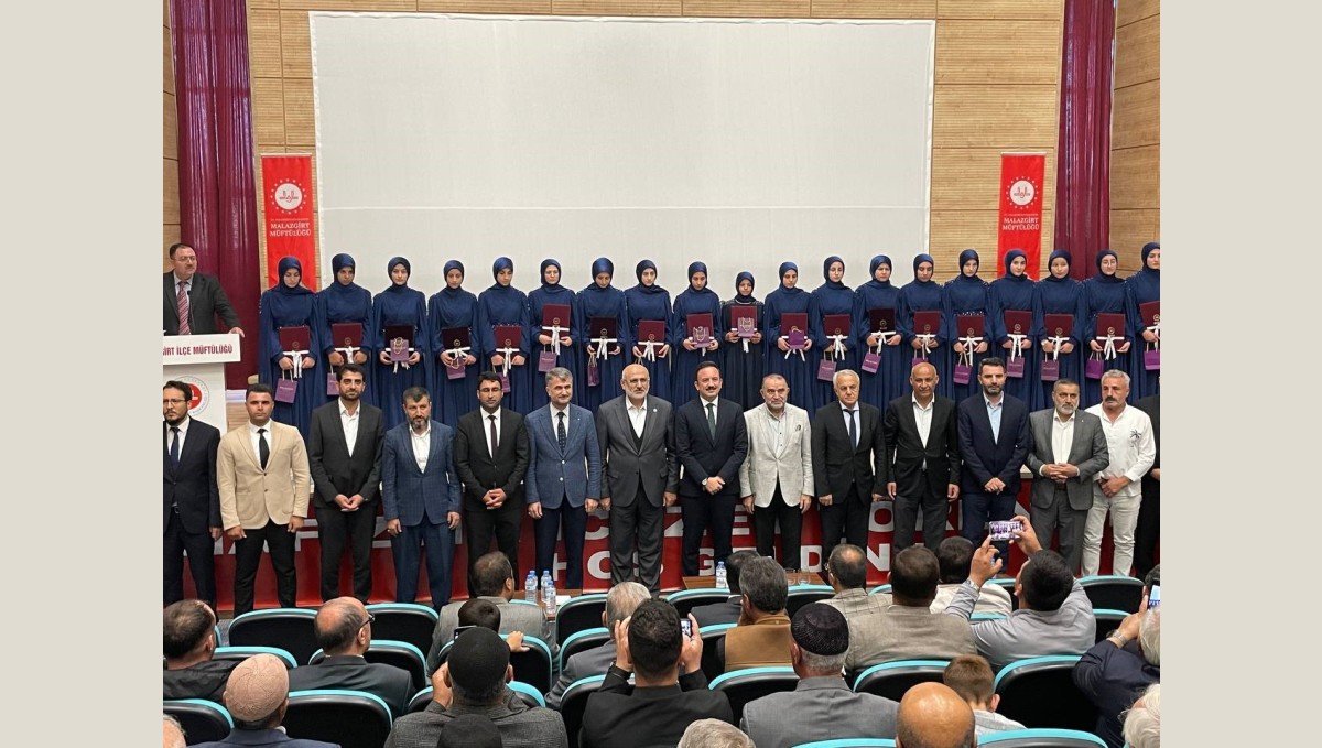 Malazgirt'te hafızlık töreninde duygu dolu anlar yaşandı