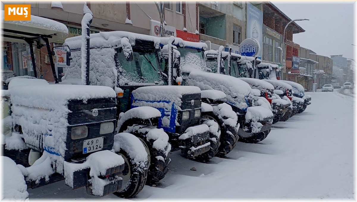 Malazgirt'te kar yağışı: 33 köy yolu kapandı