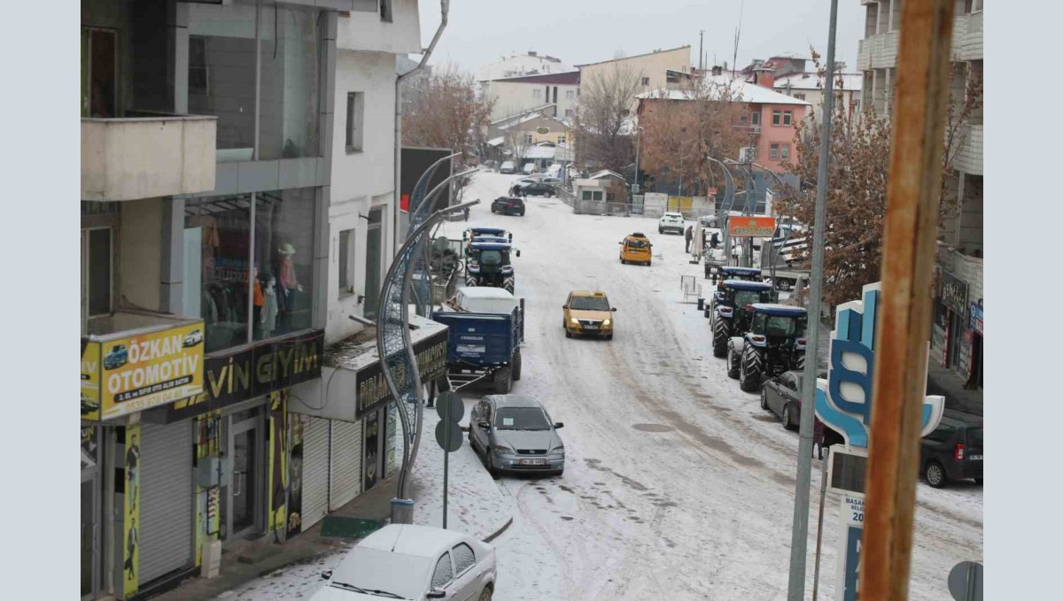 Malazgirt'te kar yağışı