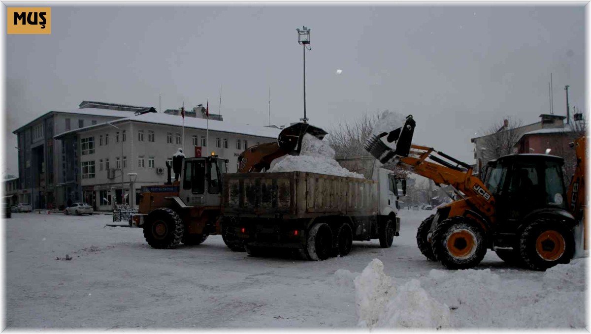 Malazgirt'te kar yağışı hayatı olumsuz etkiledi