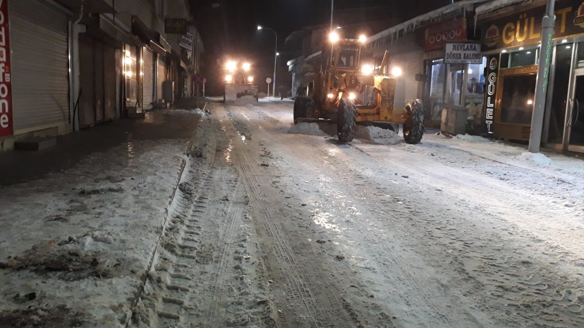 Malazgirt'te karla mücadele çalışmaları