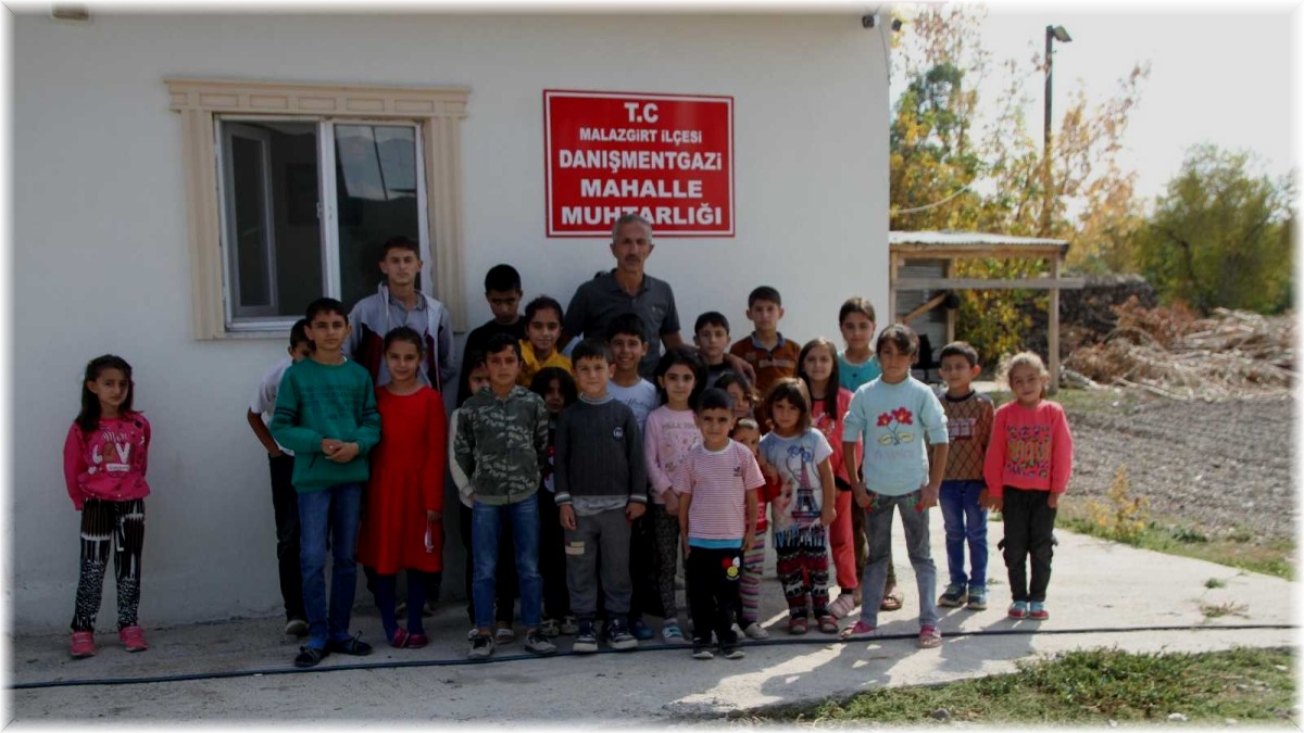 Malazgirt'te kırtasiye malzemesi dağıtımı