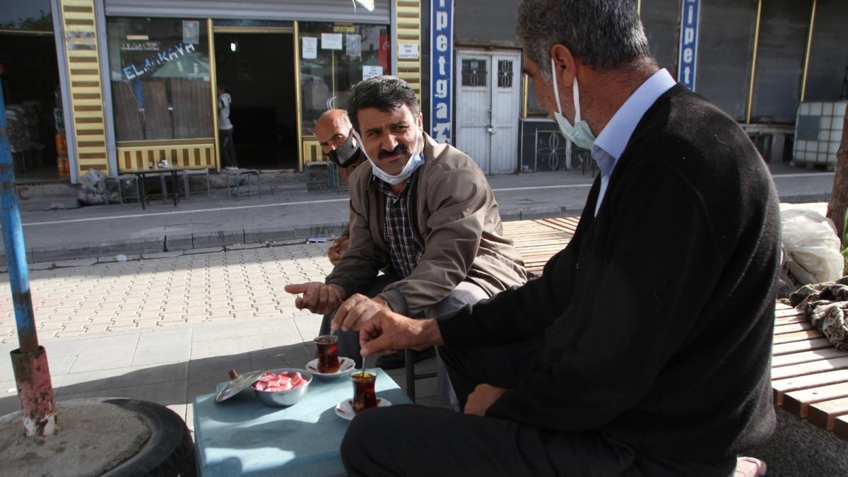 Malazgirt'te normalleşme süreciyle çaylar yeniden demlendi