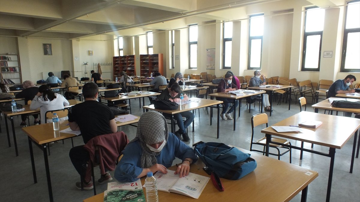 Malazgirt'te öğrenciler sınavlara kütüphanede hazırlanıyor