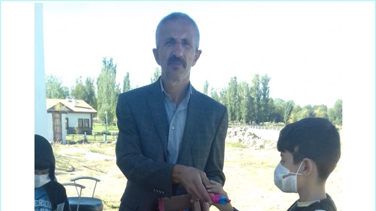 Malazgirt'te öğrencilere kırtasiye yardımı