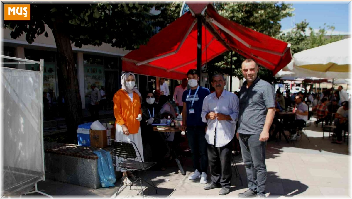 Malazgirt'te sağlıkçılar kahvehaneleri gezerek aşı yaptı