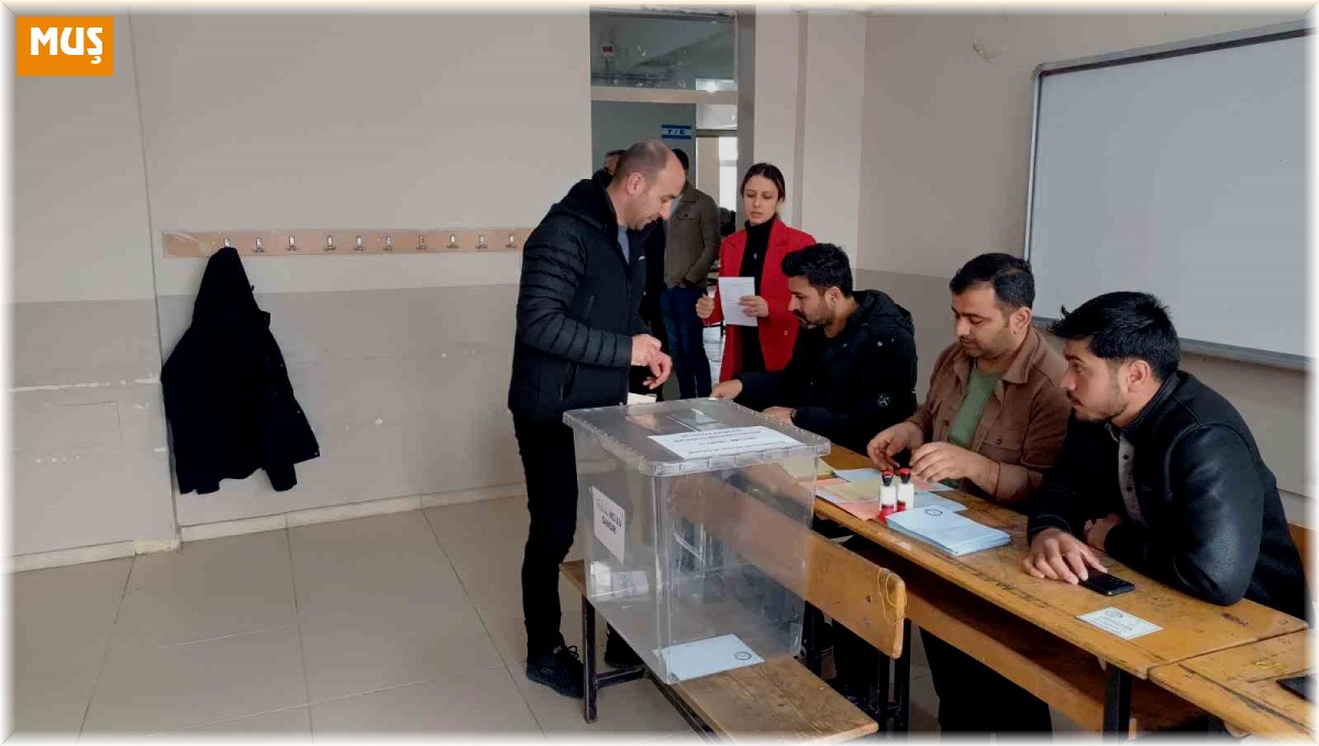 Malazgirt'te seçmenler oylarını kullanmaya başladı