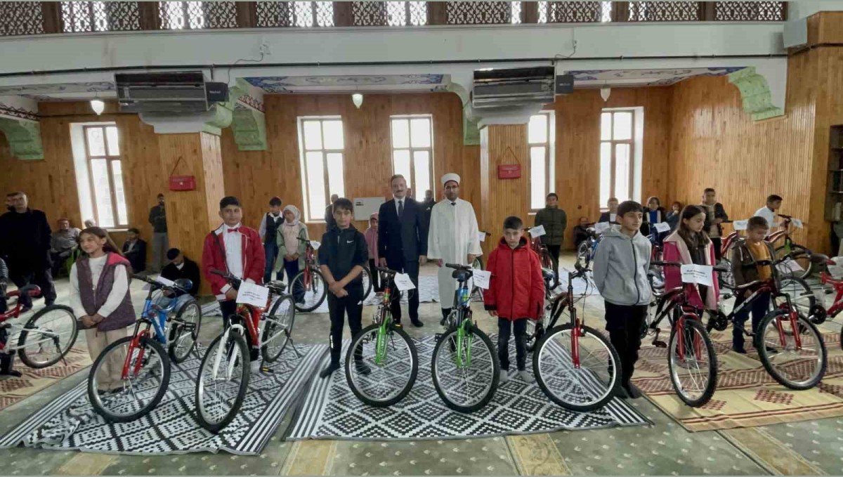 Malazgirt'te teravih namazı ve Kur'an kurslarına katılanlar ödüllendirildi