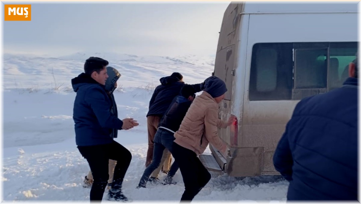 Malazgirt'te tipiden dolayı araçlar yolda kaldı