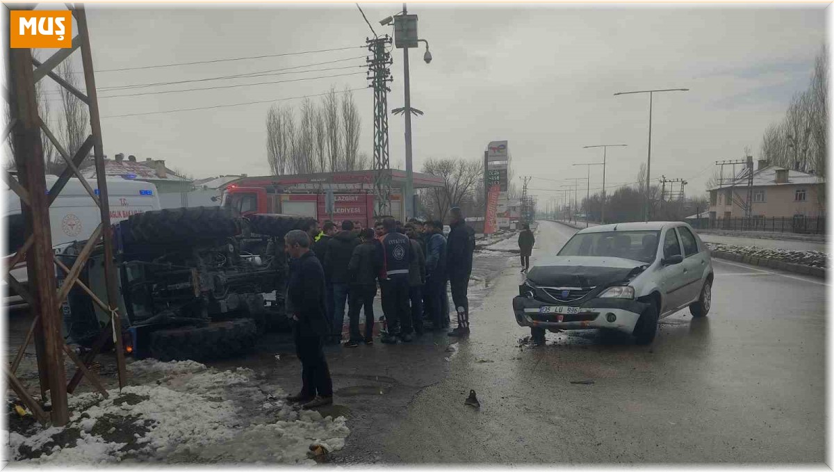 Malazgirt'te traktör ile otomobil çarpıştı