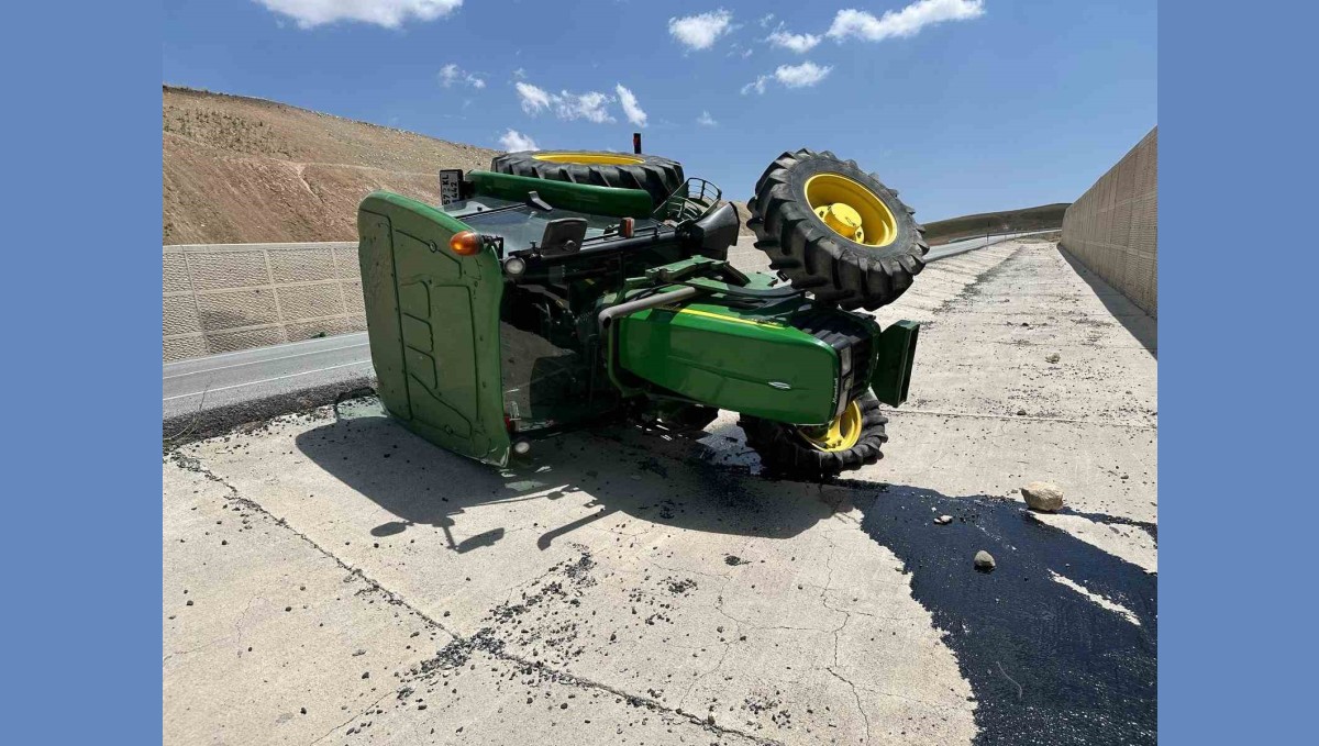 Malazgirt'te traktör takla attı: 1 yaralı