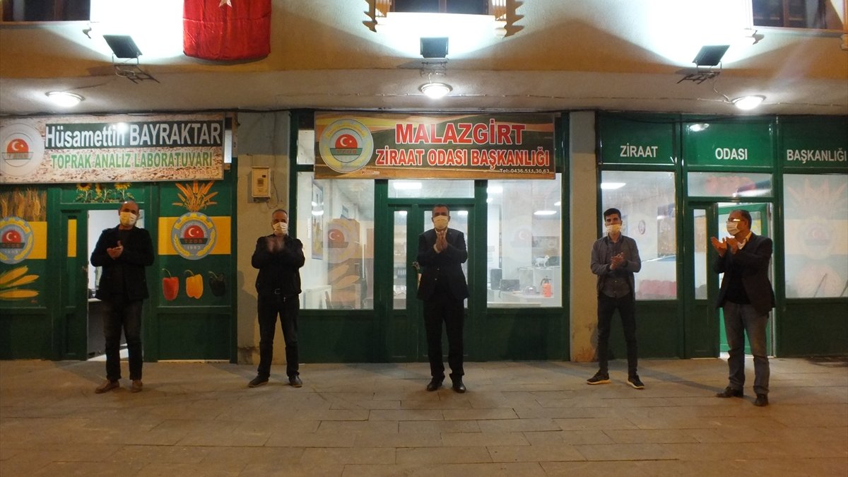 Malazgirt'te vatandaşlar, çiftçilere alkışlarla destek verdi