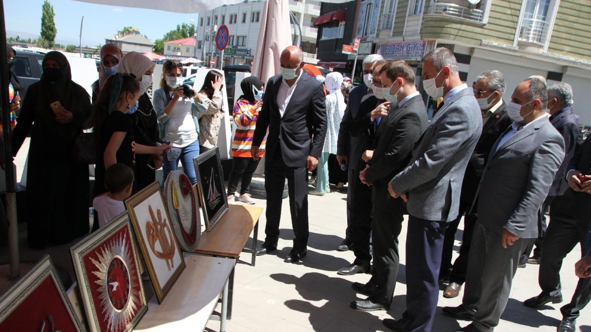 Malazgirt'te yılsonu sergisi açıldı