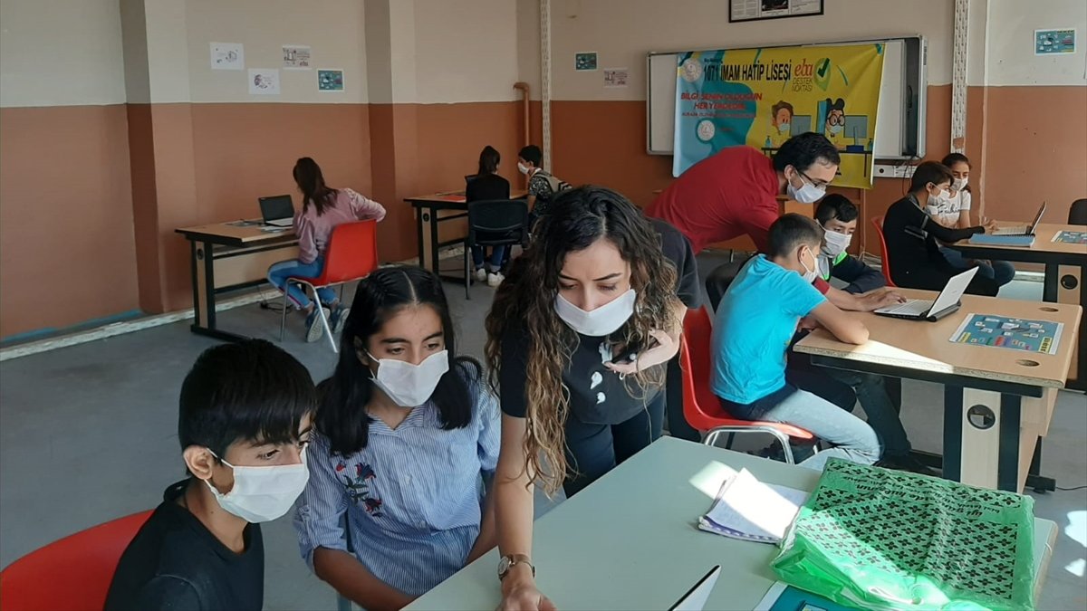 Malazgirt'te yüzlerce öğrenci EBA destek noktasından faydalanıyor