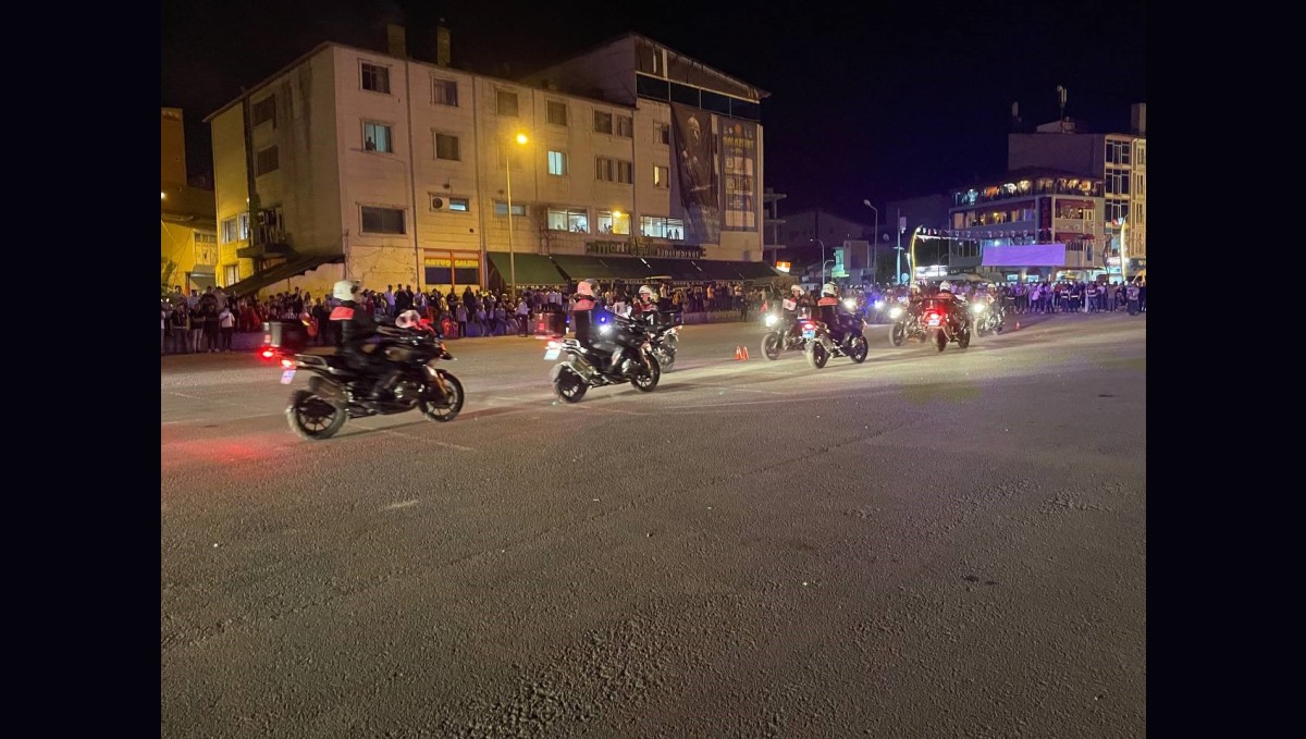 Malazgirt'te zaferin 954. yıldönümünde meşaleler ve Türk bayraklarıyla fener alayı düzenlendi