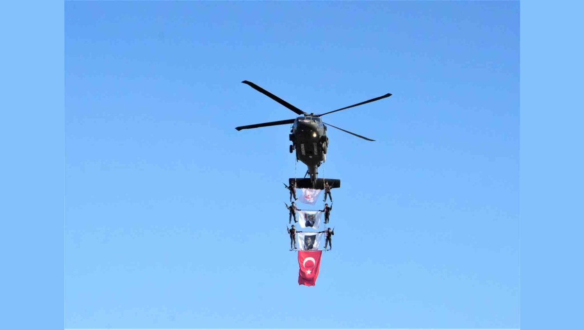 Malazgirt Zaferi'nin 954. yıl dönümünde jandarma helikopterlerinden nefes kesen gösteri