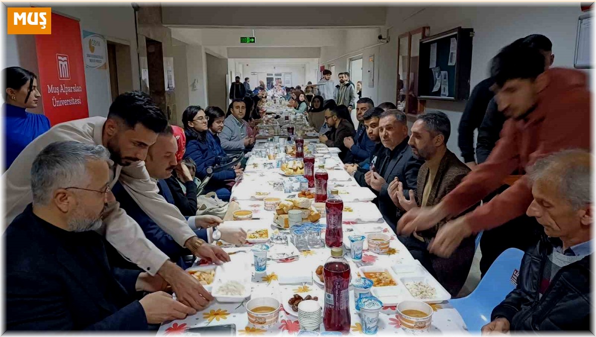 Malazgirtli iş adamından üniversite öğrencilerine iftar yemeği