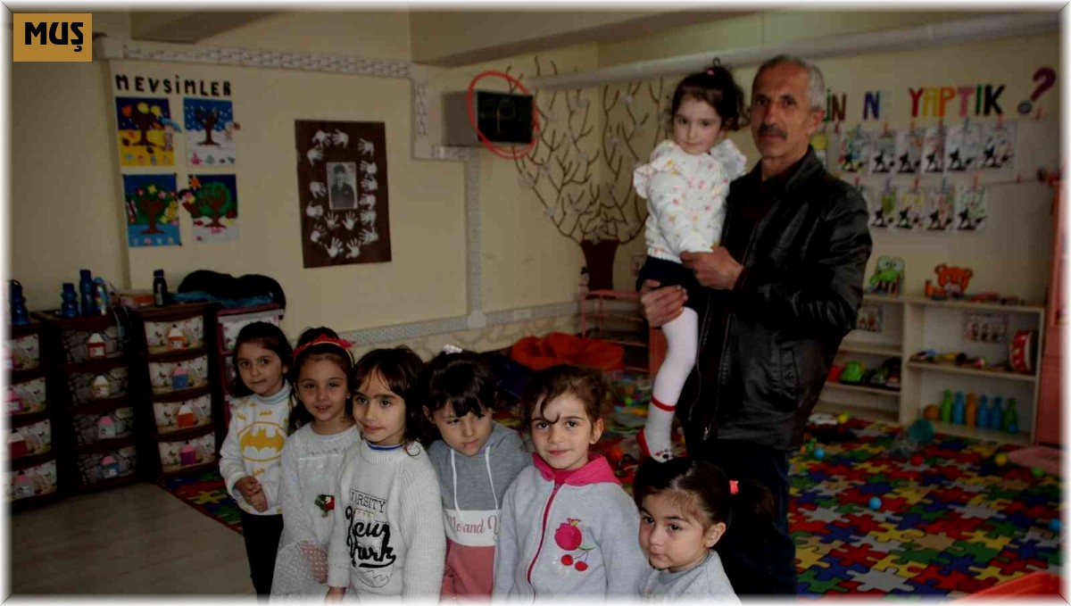 Malazgirtli muhtar anasınıfı öğrencilerine oyuncak hediye etti