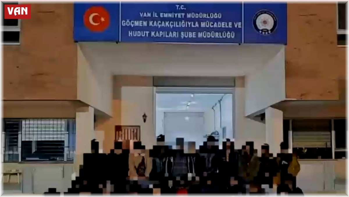 Malzeme yüklü tırdan düzensiz göçmen çıktı