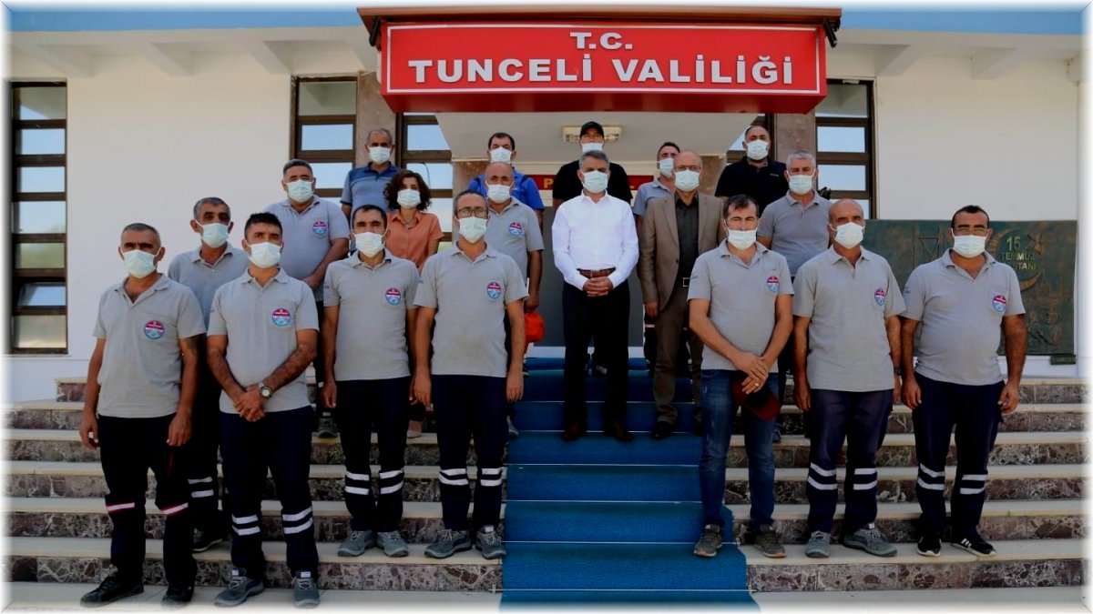 Manavgat'taki yangın söndürme çalışmalarına katılan ekip Vali Özkan'la bir araya geldi