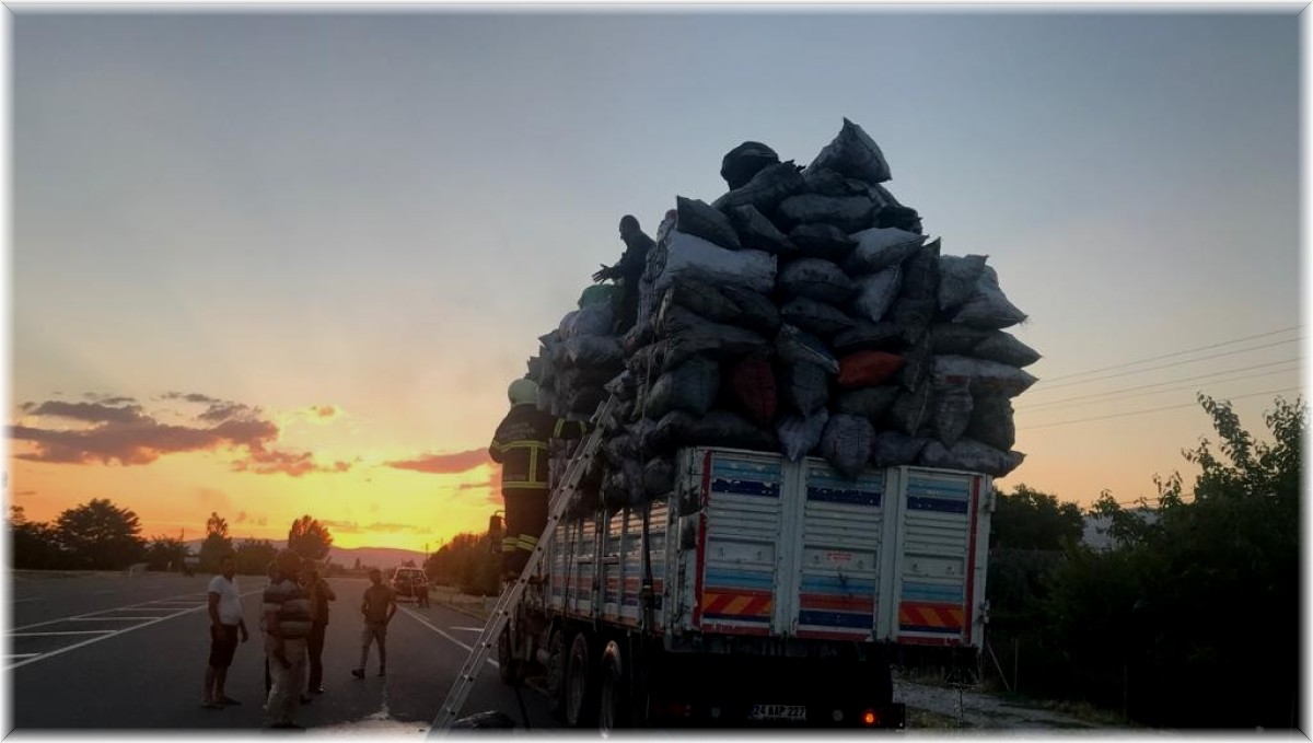 Mangal kömürü yüklü tırda çıkan yangını itfaiye söndürdü