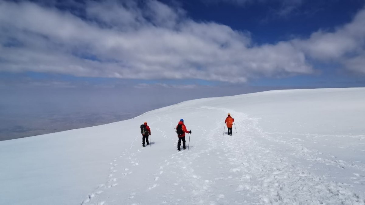 Manisa BBSK'lı dağcılar Türkiye'nin zirvesine tırmandı