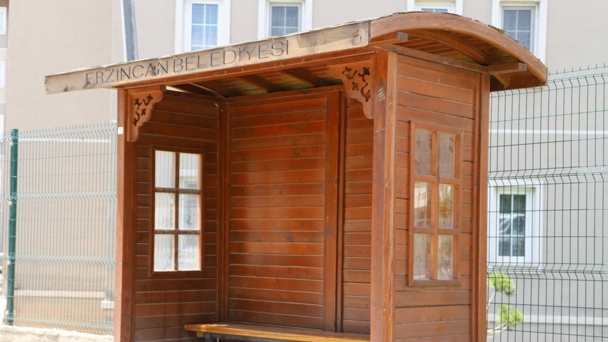 Marangozhanede üretilen ahşap duraklar kente güzellik kattı