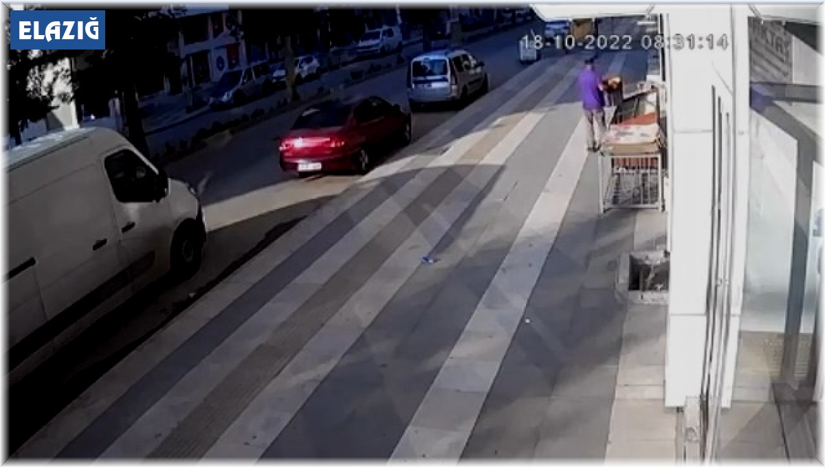 Marketin önünden bir kasa ekmeğin çalındığı anlar güvenlik kamerasına yansıdı