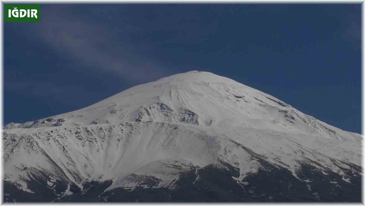 Mart ayında Ağrı Dağı'na kar yağdı