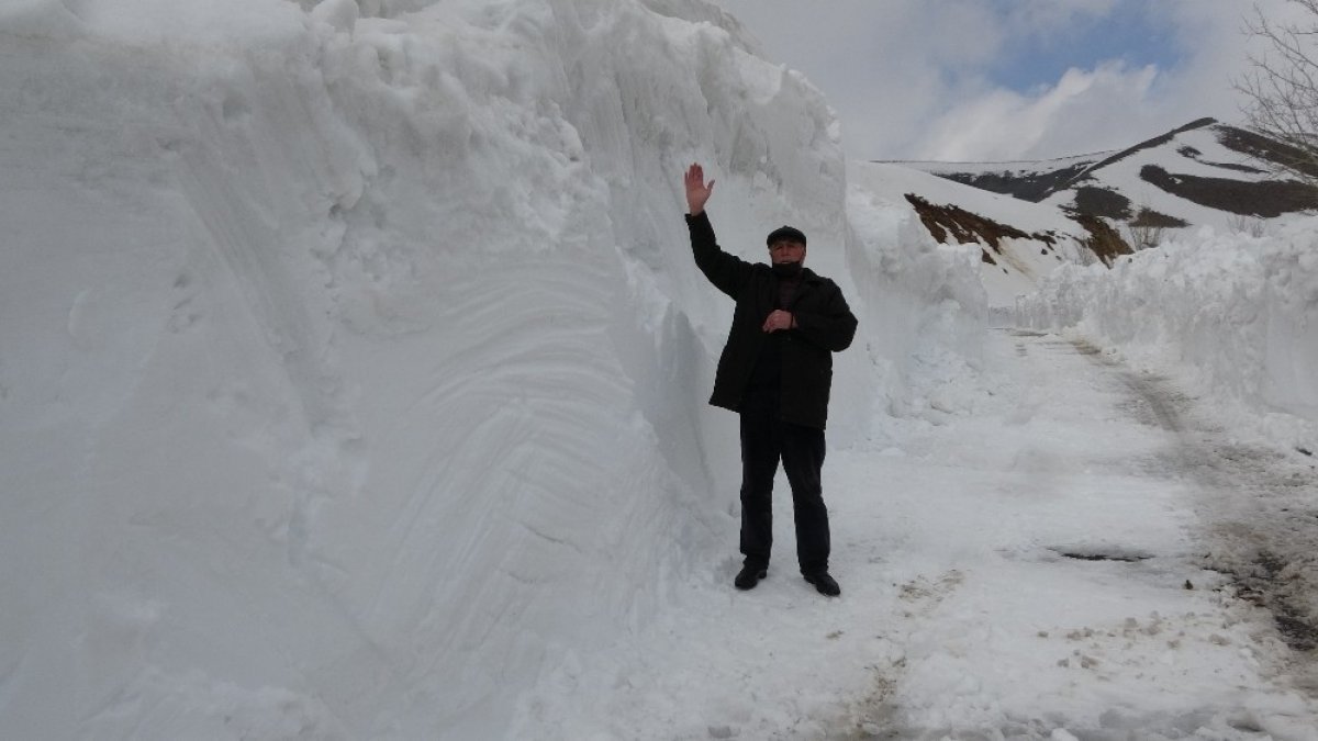 Mart ayında karın 4 metreyi bulduğu yolda çalışma