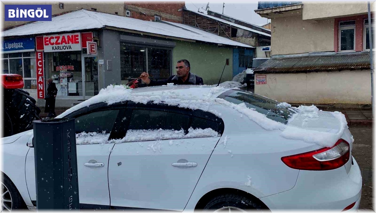 Mart yine kapıdan baktırdı: Karlıova'da kar yağdı