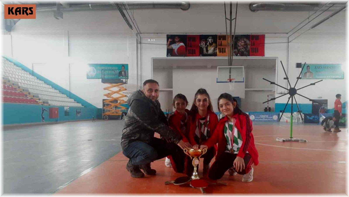 Masa tenisinde Arpaçay 3 Kasım Ortaokulu şampiyon oldu