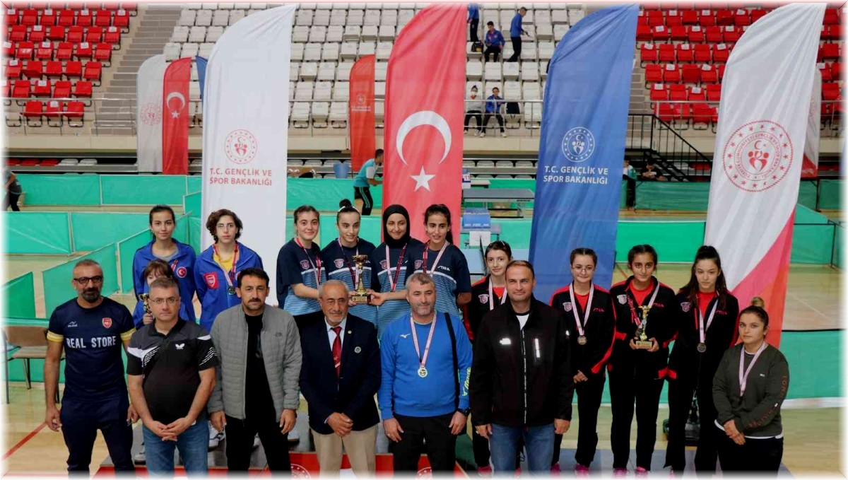 Masa tenisinde dereceye giren takımlara kupaları ve madalyaları verildi