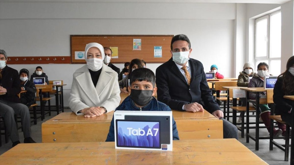 Matalya'da öğrencilere tablet bilgisayar dağıtıldı