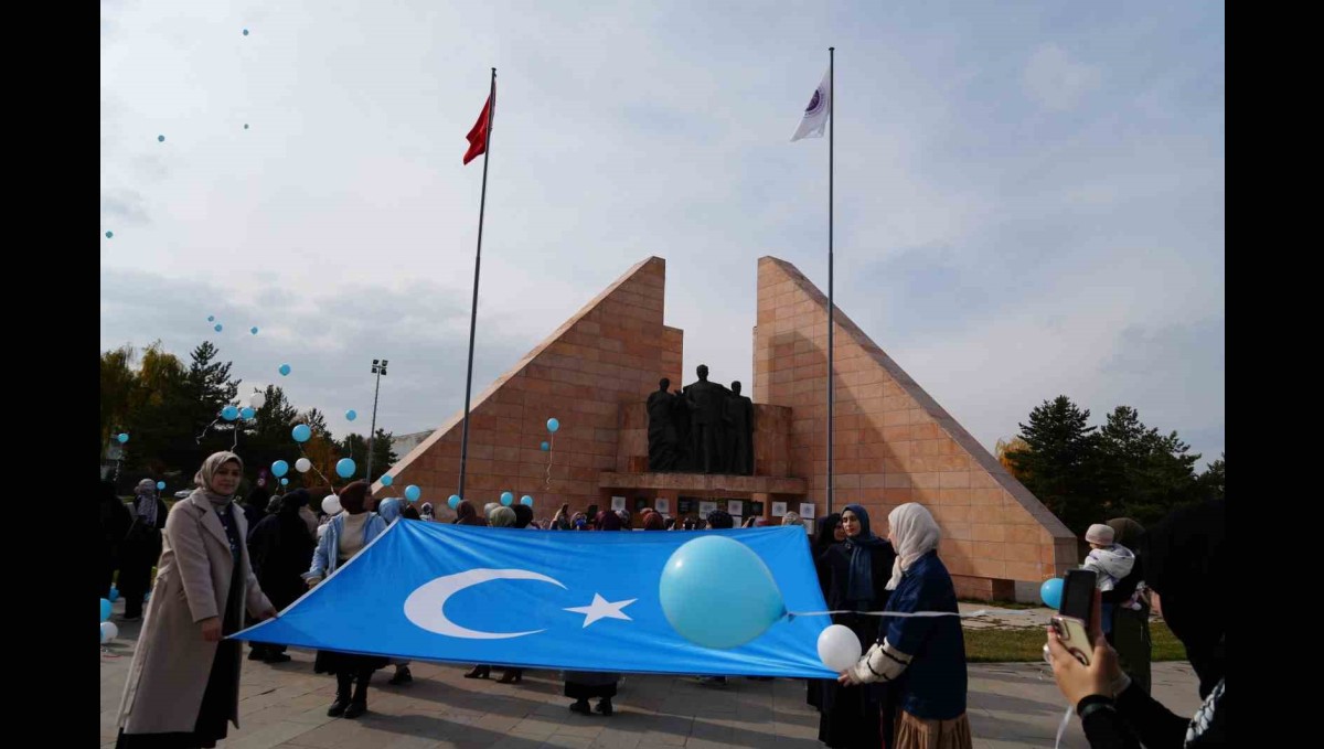 Mavi beyaz balonlarla Doğu Türkistan'ın sesi oldular