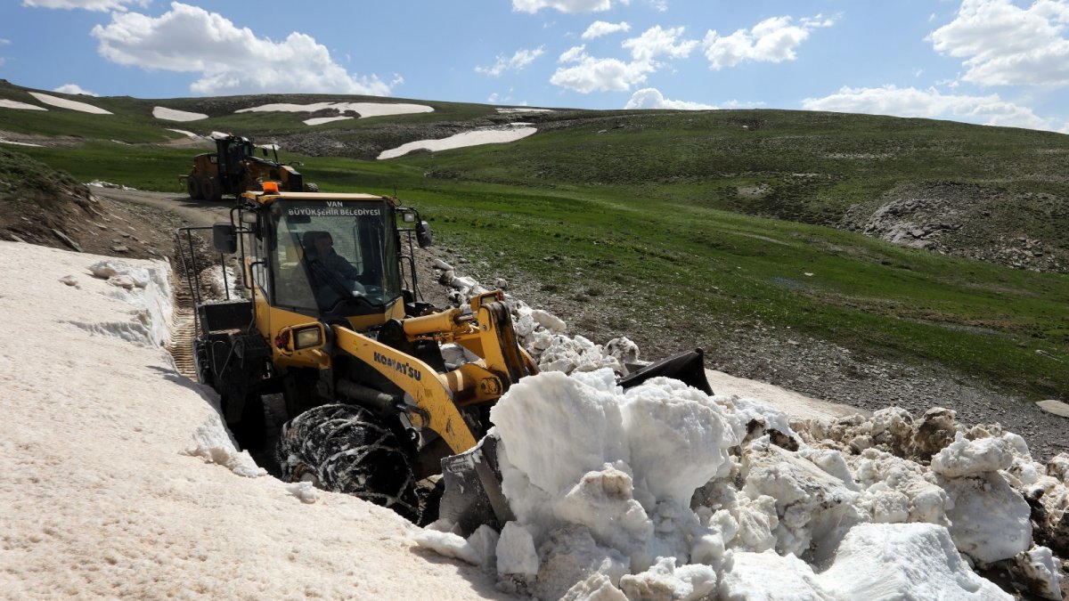 Mayıs ayında 2-3 metreyi bulan karla mücadele çalışması