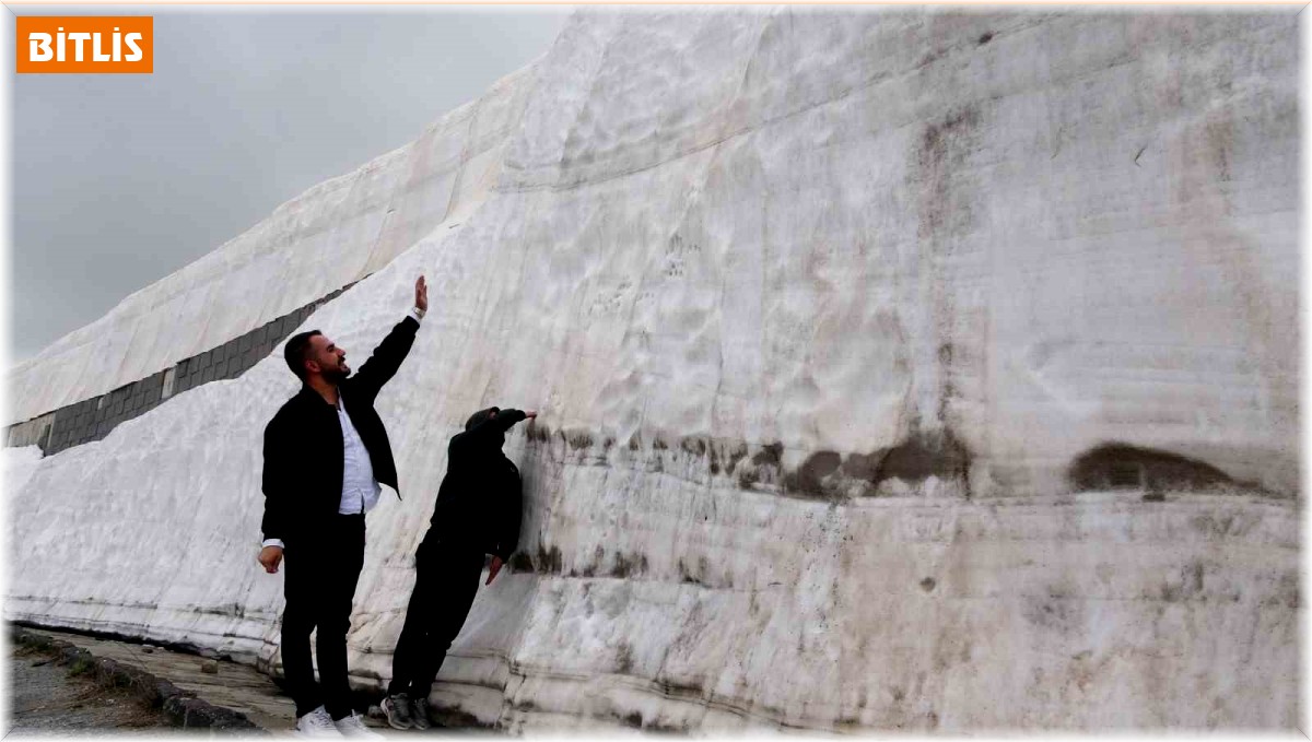 Mayıs ayında 5 metrelik kar kütleleri görenleri hayretler içerisinde bıraktı
