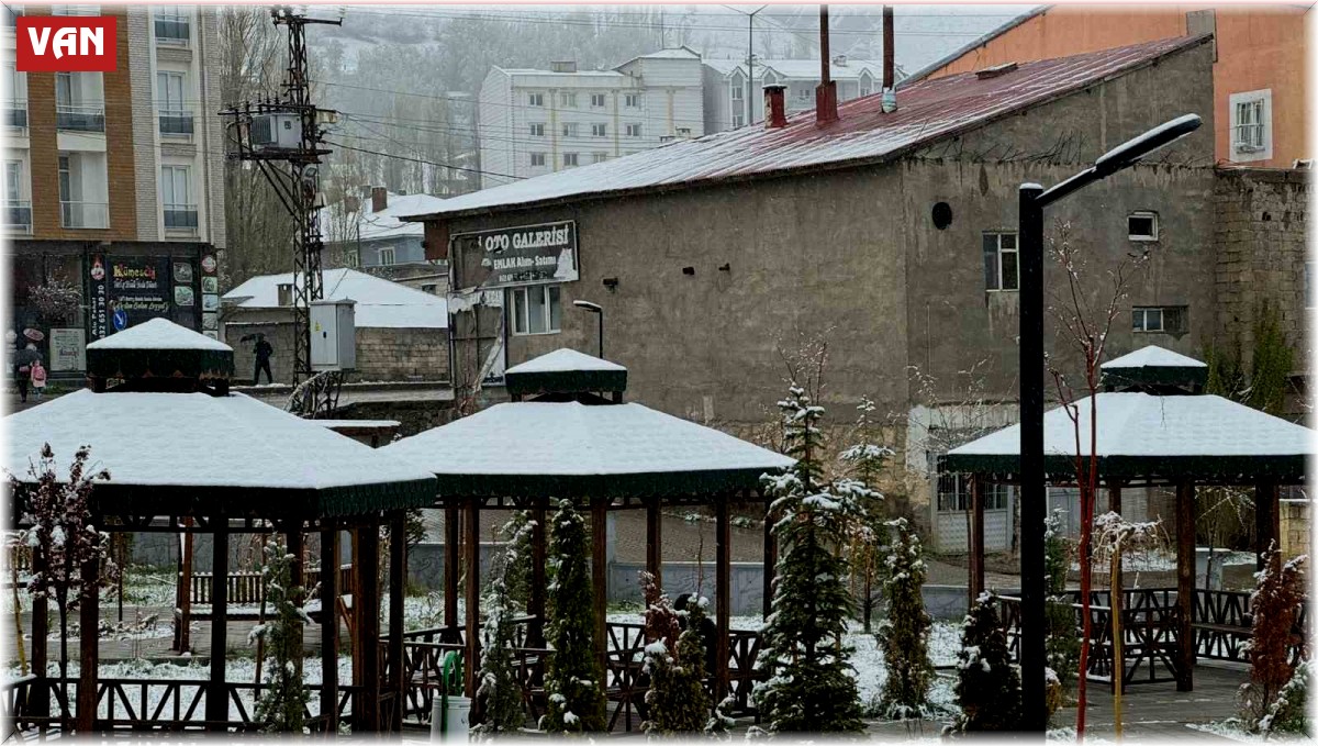 Mayıs ayında kar esareti: Her yer beyaza büründü