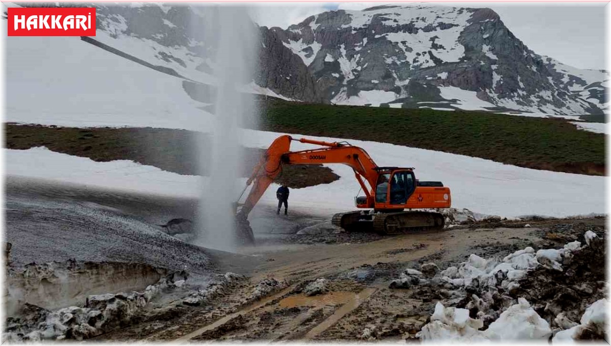 Mayıs ayında karlı yolları aşarak su arızasına müdahale ettiler