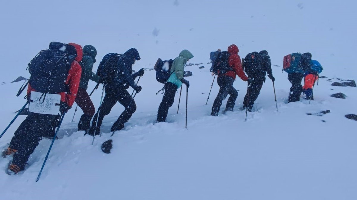 Mayıs ortasında Ağrı Dağı'na çıkan dağcılara kar sürprizi