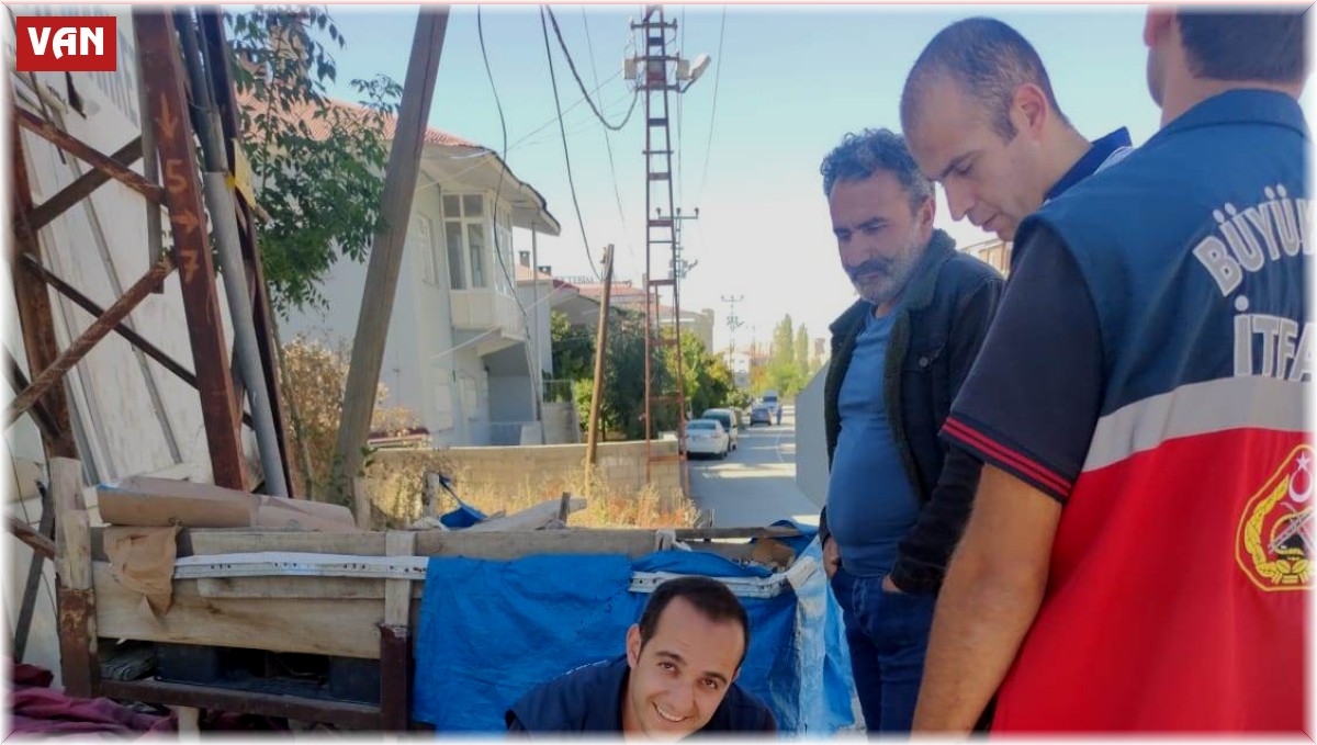 Mazgala düşen yavru kedi kurtarıldı